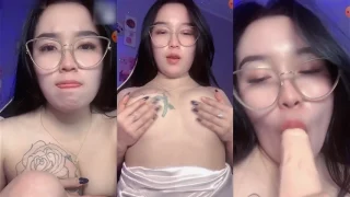 Bokep Indo Host Kacamata Binal Kepengin Ngemut Punyamu