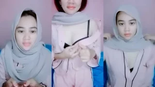 Bokep Indo Jilbab Mbak Vita Pamer Belahan Toket